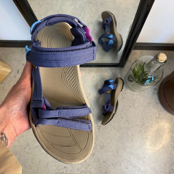 Navy Tirra sandal fra Teva med svangstøtte og komfort