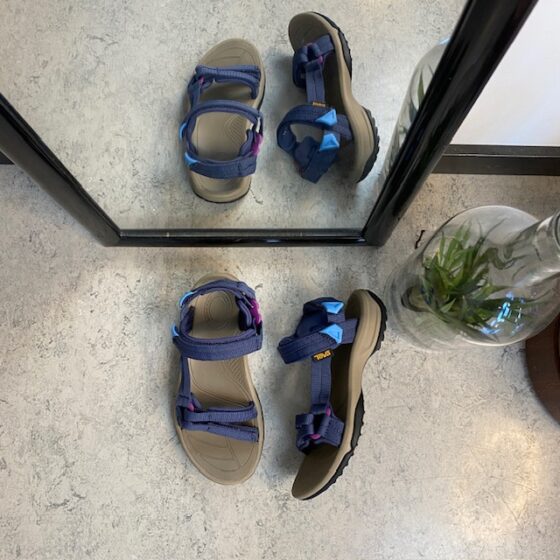 Navy Tirra sandal fra Teva med svangstøtte og komfort