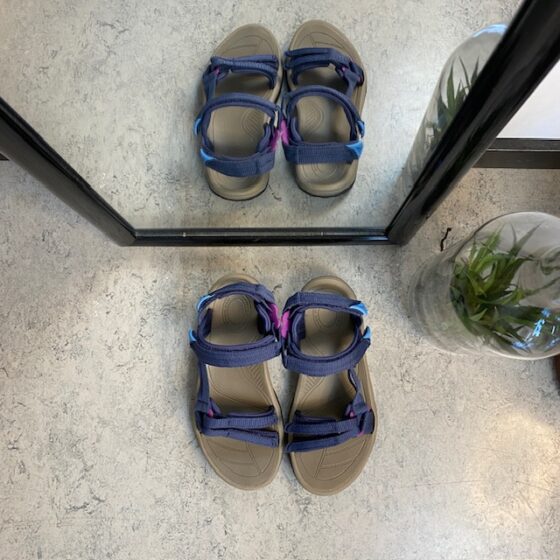 Navy Tirra sandal fra Teva med svangstøtte og komfort