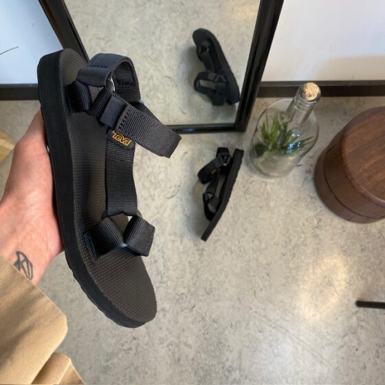 Sort Teva sandal i enkelt design med svangstøtte