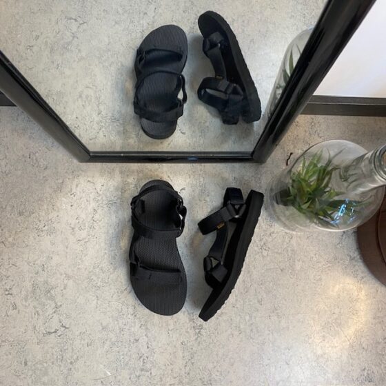 Sort Teva sandal i enkelt design med svangstøtte