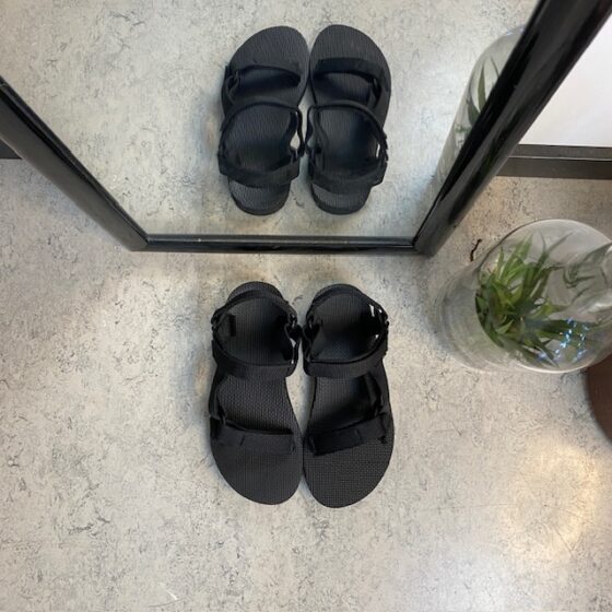 Sort Teva sandal i enkelt design med svangstøtte