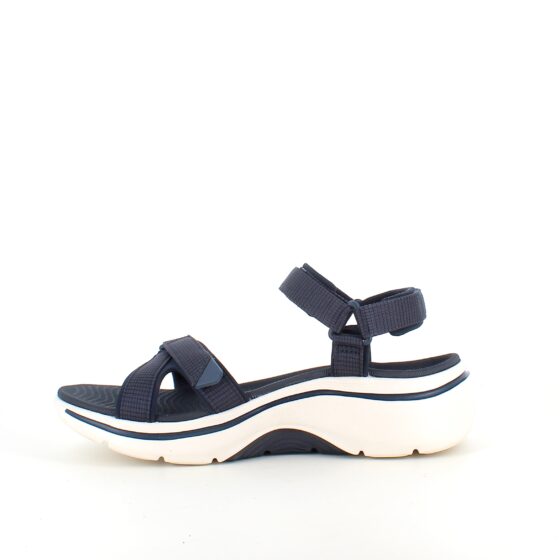 Skechers sandal med svangstøtte og 3 justerbare remme i marineblå.