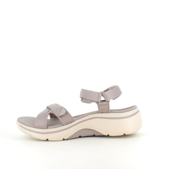 Skechers sandal med svangstøtte og 3 justerbare remme i beige.