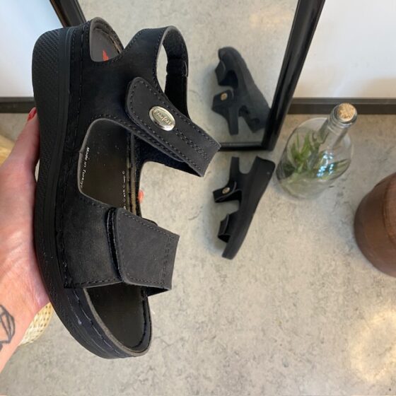 Sort sandal med to justerbare remme