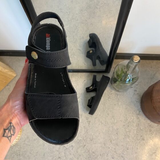 Sort sandal med to justerbare remme