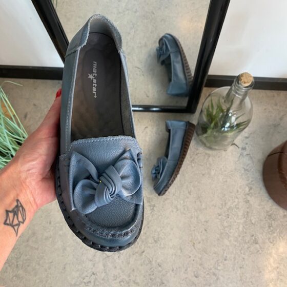 Elegant ballerina i blåt farvet skind