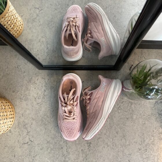 Rosa sneakers med åndbar overdel