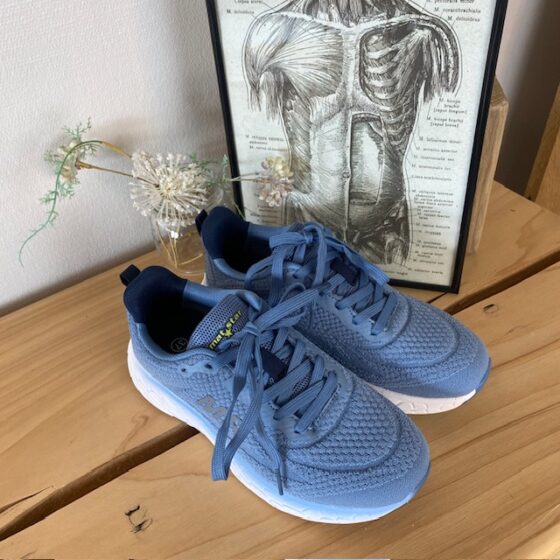 Blå sneakers med åndbar overdel
