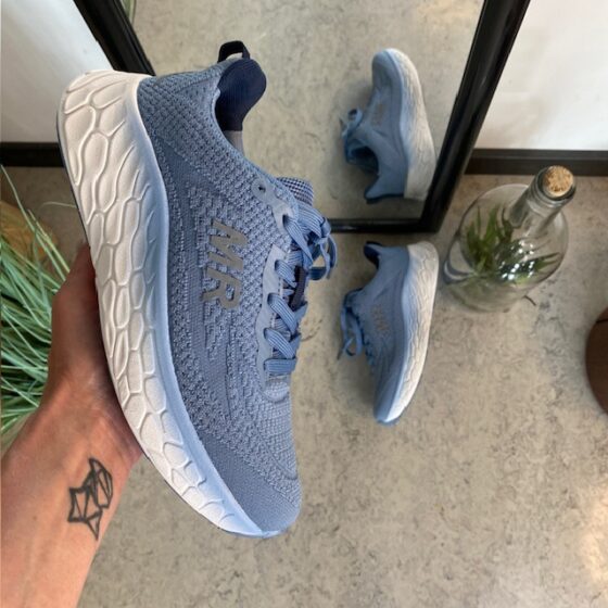 Blå sneakers med åndbar overdel