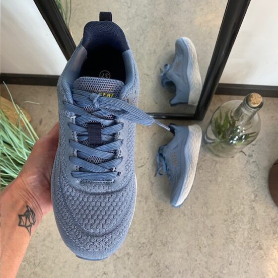Blå sneakers med åndbar overdel