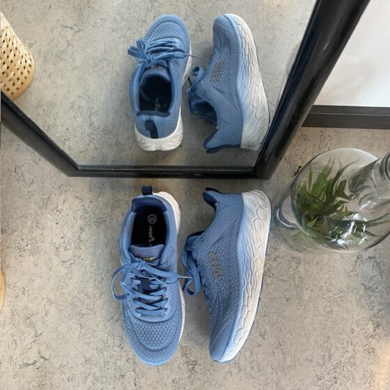 Blå sneakers med åndbar overdel