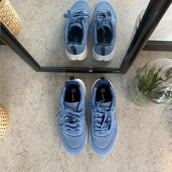 Blå sneakers med åndbar overdel