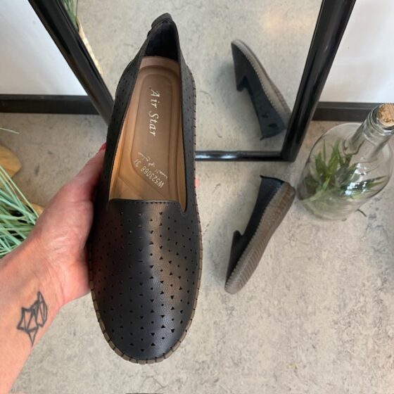 Sorte ballerinasko med fint, perforeret mønster