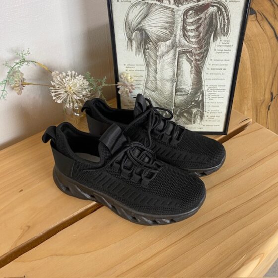 Sorte slip-on sko med strikoverdel