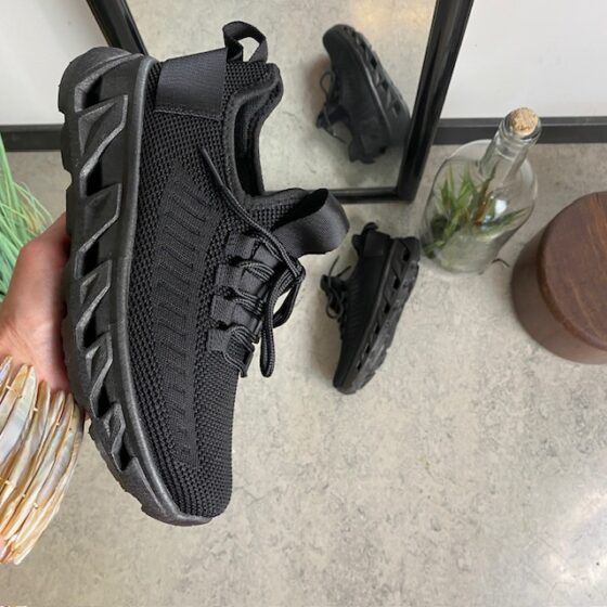 Sorte slip-on sko med strikoverdel