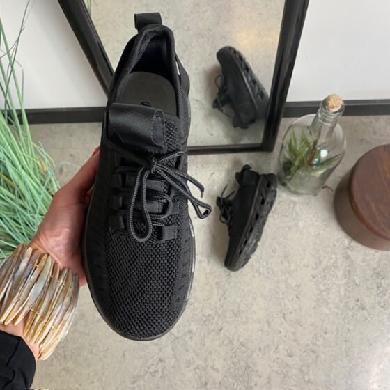 Sorte slip-on sko med strikoverdel