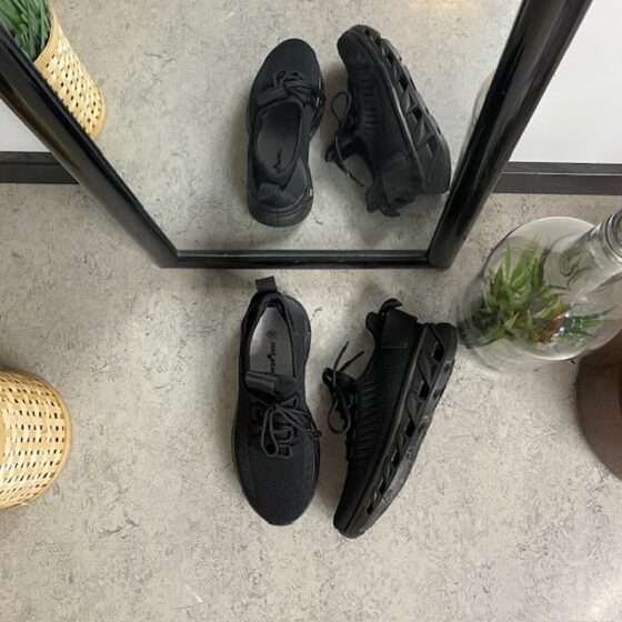 Sorte slip-on sko med strikoverdel