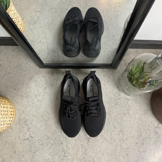 Sorte slip-on sko med strikoverdel