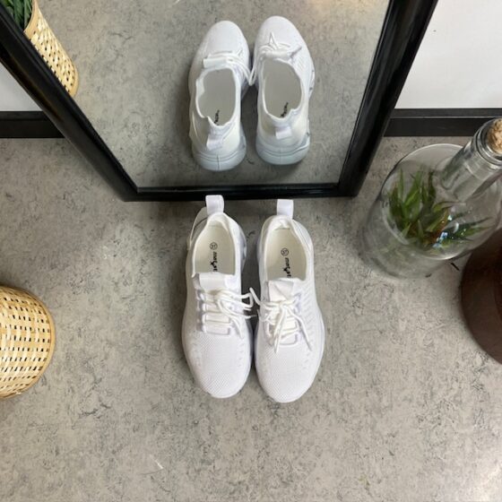 Hvide slip-on sko med strikoverdel