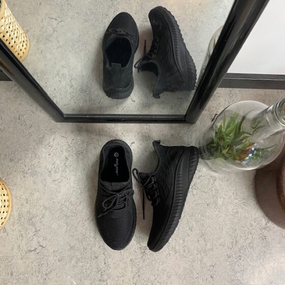 Letvægts sort slip-on sko