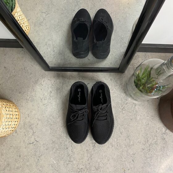 Letvægts sort slip-on sko