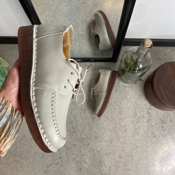 Beige snøresko i læder med god stødabsorbering.