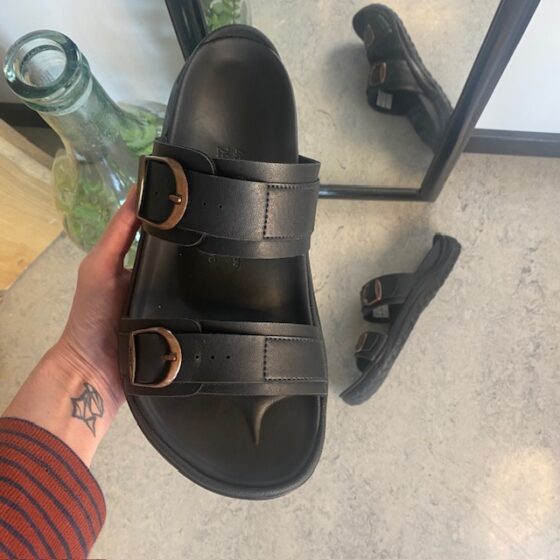 Sort herre slip on sandal fra MBT med ergonomisk fodseng