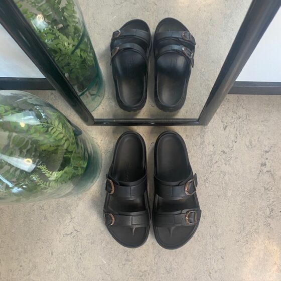 Sort herre slip on sandal fra MBT med ergonomisk fodseng
