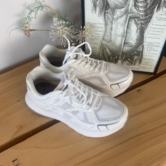 Woden letvægts sneakers med god svangstøtte