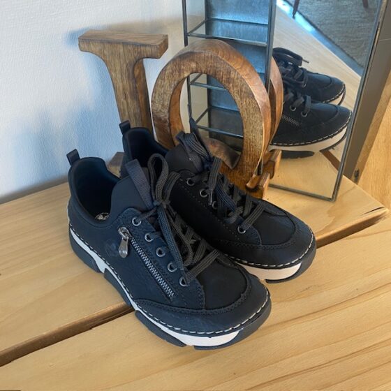 Sort sneakers fra Rieker med god stødabsorbering