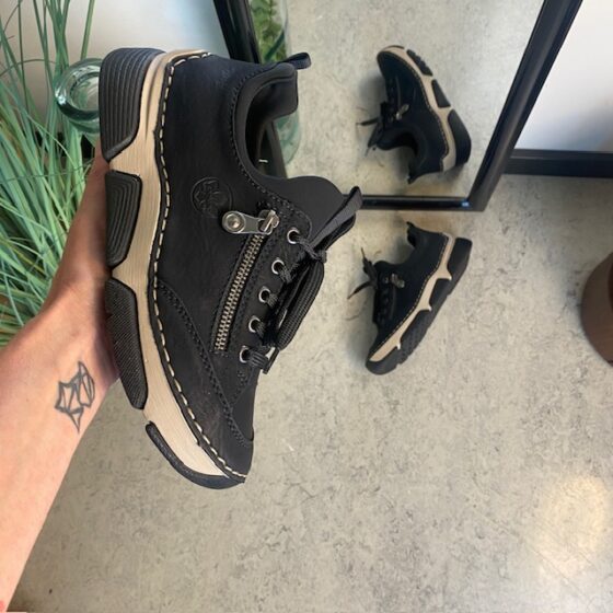 Sort sneakers fra Rieker med god stødabsorbering