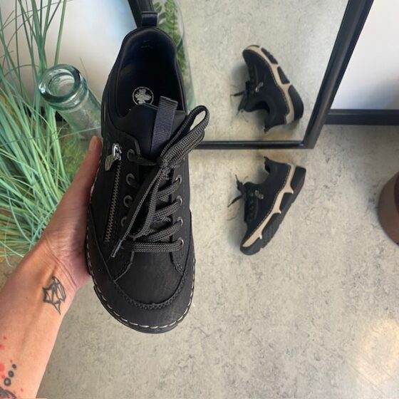 Sort sneakers fra Rieker med god stødabsorbering
