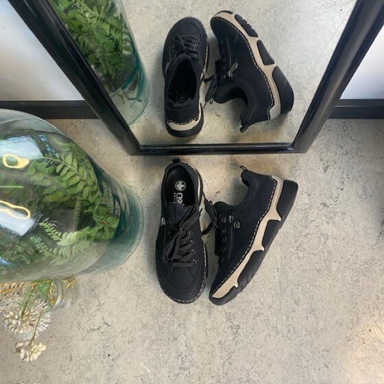 Sort sneakers fra Rieker med god stødabsorbering