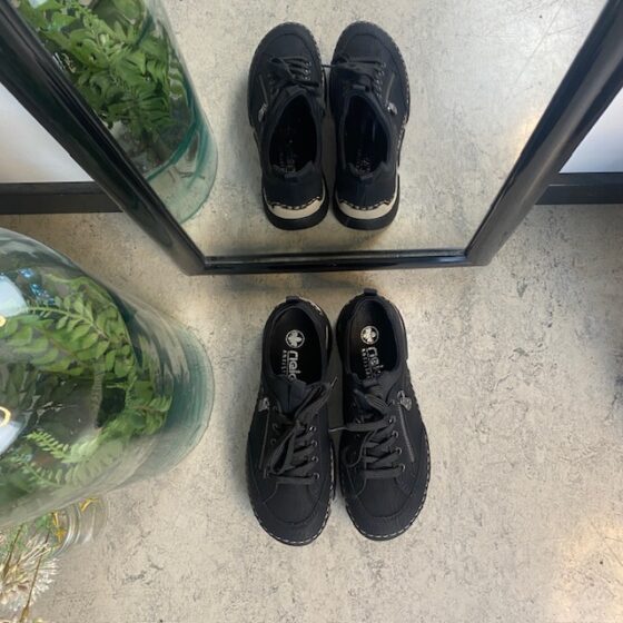 Sort sneakers fra Rieker med god stødabsorbering