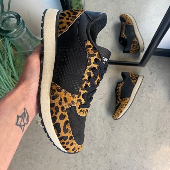 Smarte Woden sneakers i sort mix med leopardmønster.