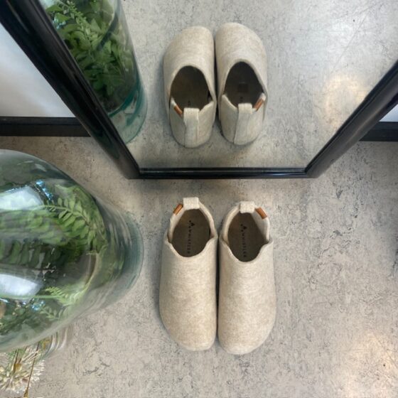 Beige filtet hjemmesko med højt skaft