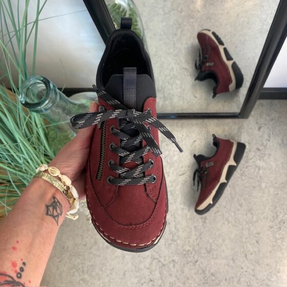 Bordeux sneakers fra Rieker med god stødabsorbering