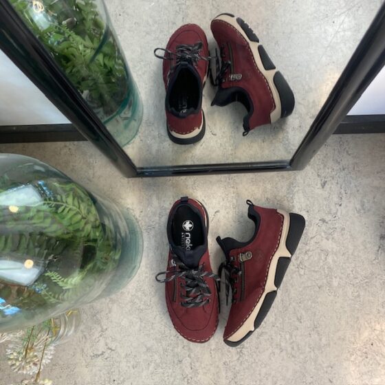 Bordeux sneakers fra Rieker med god stødabsorbering