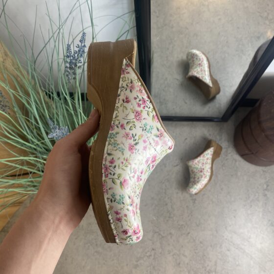 Hvid Sanita-træsko med smukt blomsterprint.