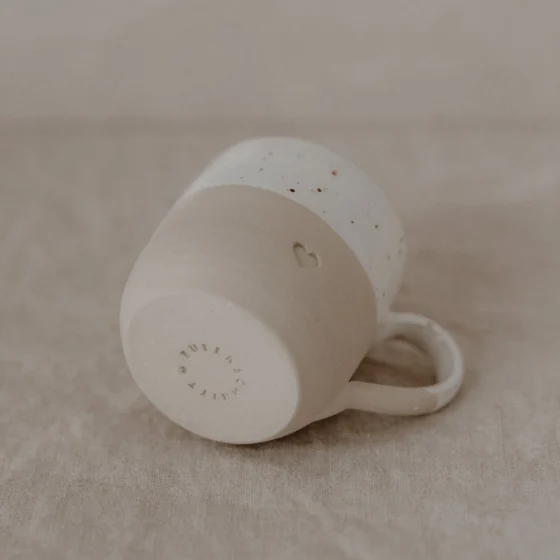 Håndlavet keramik kop med hjerte – stilfuld og hyggelig kaffekop