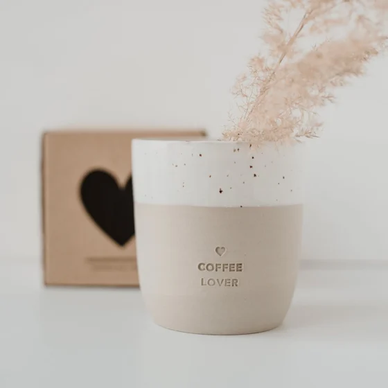 Håndlavet keramik krus uden hank – med indgraveret tekst Coffee Lover