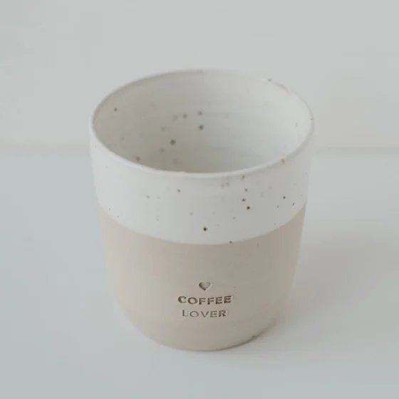 Håndlavet keramik krus uden hank – med indgraveret tekst Coffee Lover