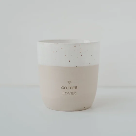 Håndlavet keramik krus uden hank – med indgraveret tekst Coffee Lover