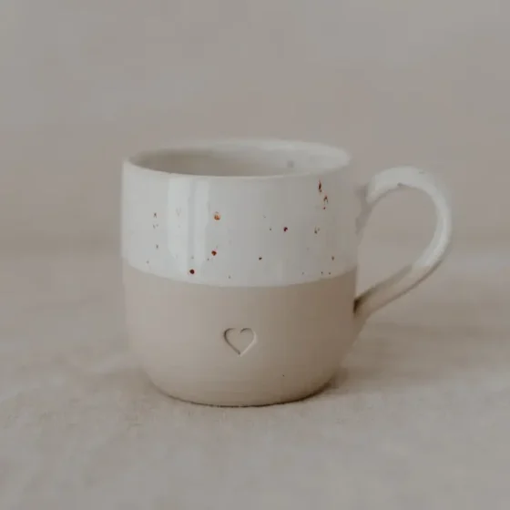 Håndlavet keramik kop med hjerte – stilfuld og hyggelig kaffekop