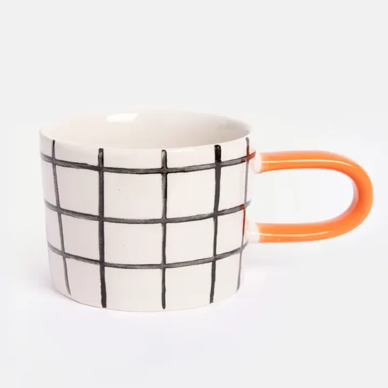 Moderne krus med ternet mønster og orange hank – stilfuldt design til kaffe & te