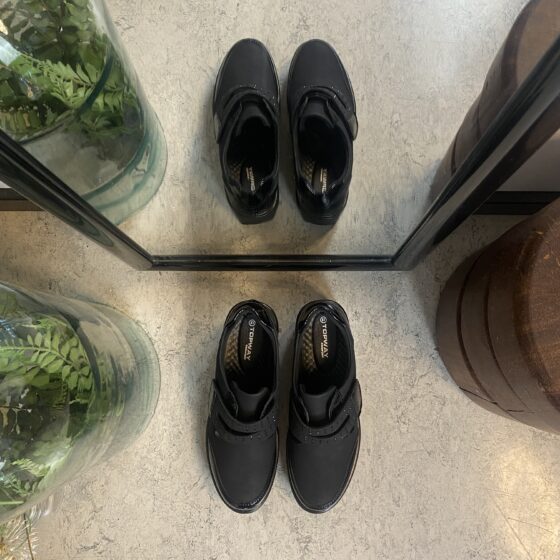 Elegant sko med velcro og flotte detaljer
