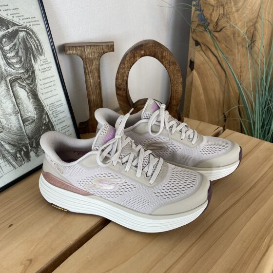 Beige Skechers slip-in med MaxChusion bund