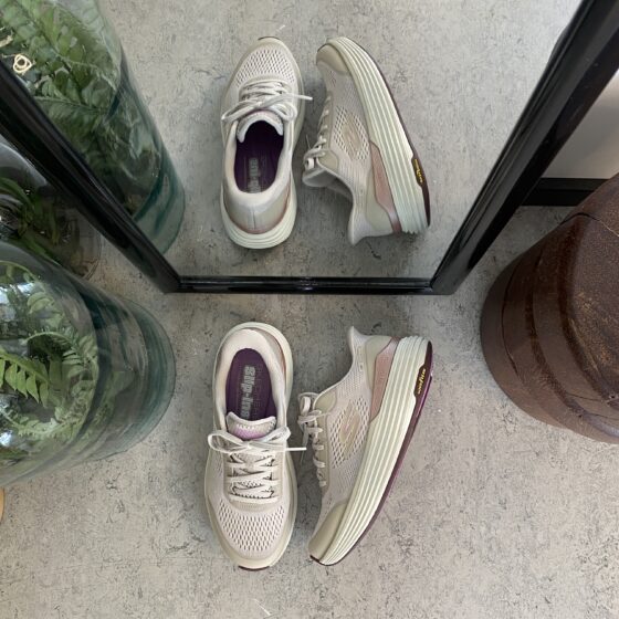 Beige Skechers slip-in med MaxChusion bund