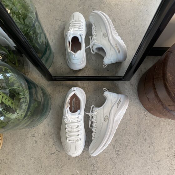Hvid Skechers med glat skind overflade